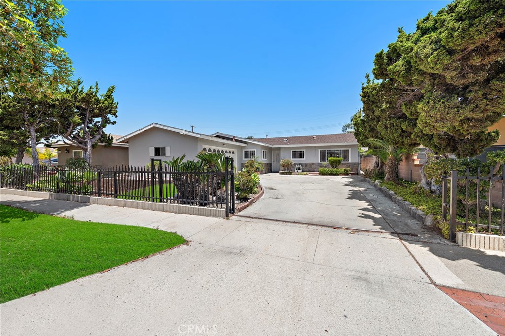 3137 W Olinda Ln