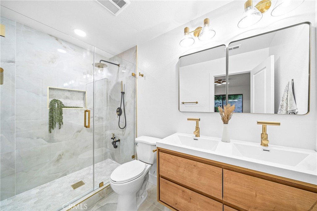 23552 Los Grandes Street