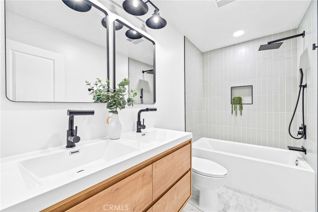 23552 Los Grandes Street