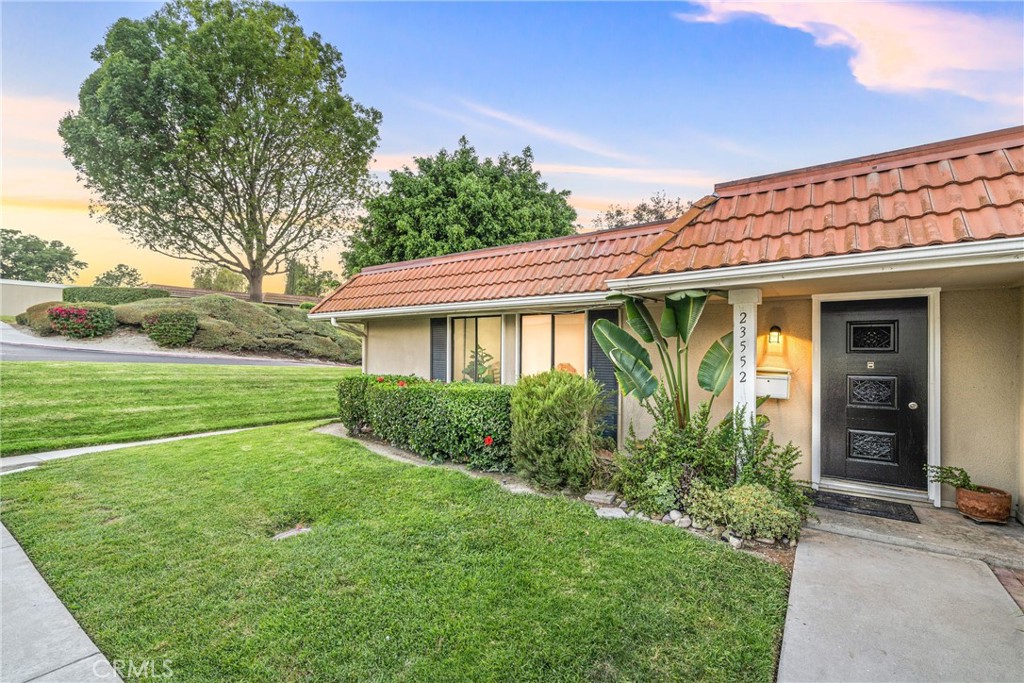 23552 Los Grandes Street