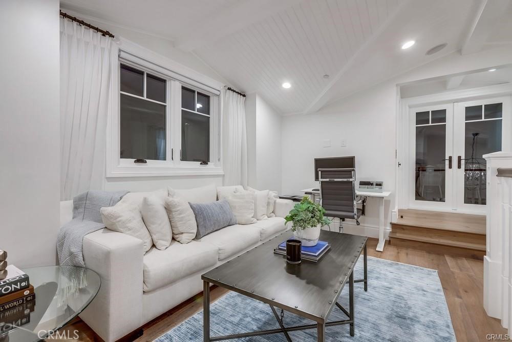 1508 E Balboa Boulevard