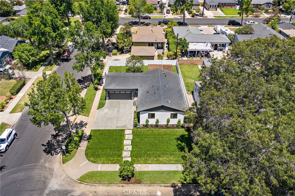 2405 Larchmont Avenue