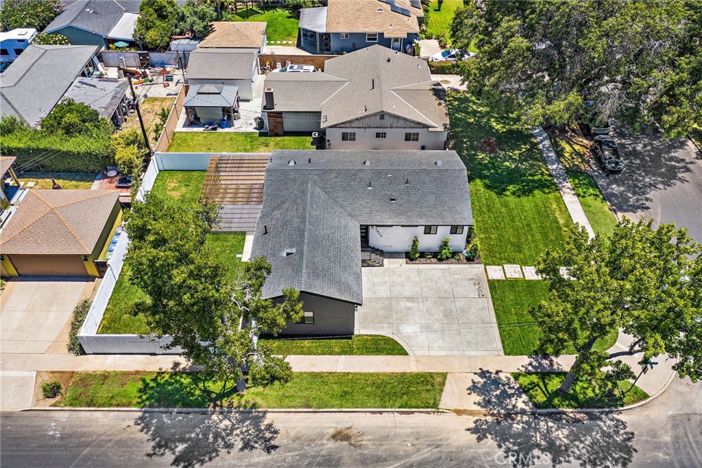 2405 Larchmont Avenue