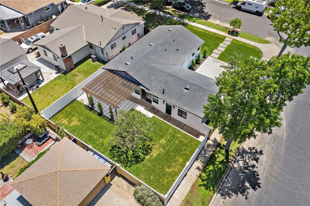 2405 Larchmont Avenue