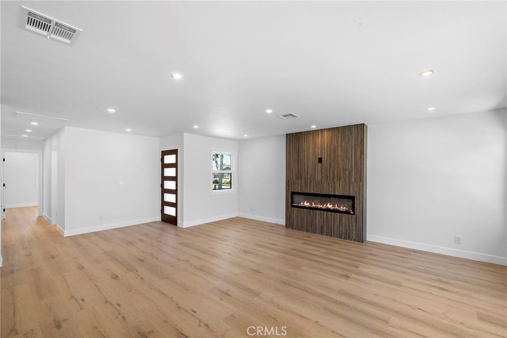 2405 Larchmont Avenue