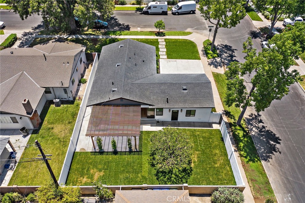 2405 Larchmont Avenue
