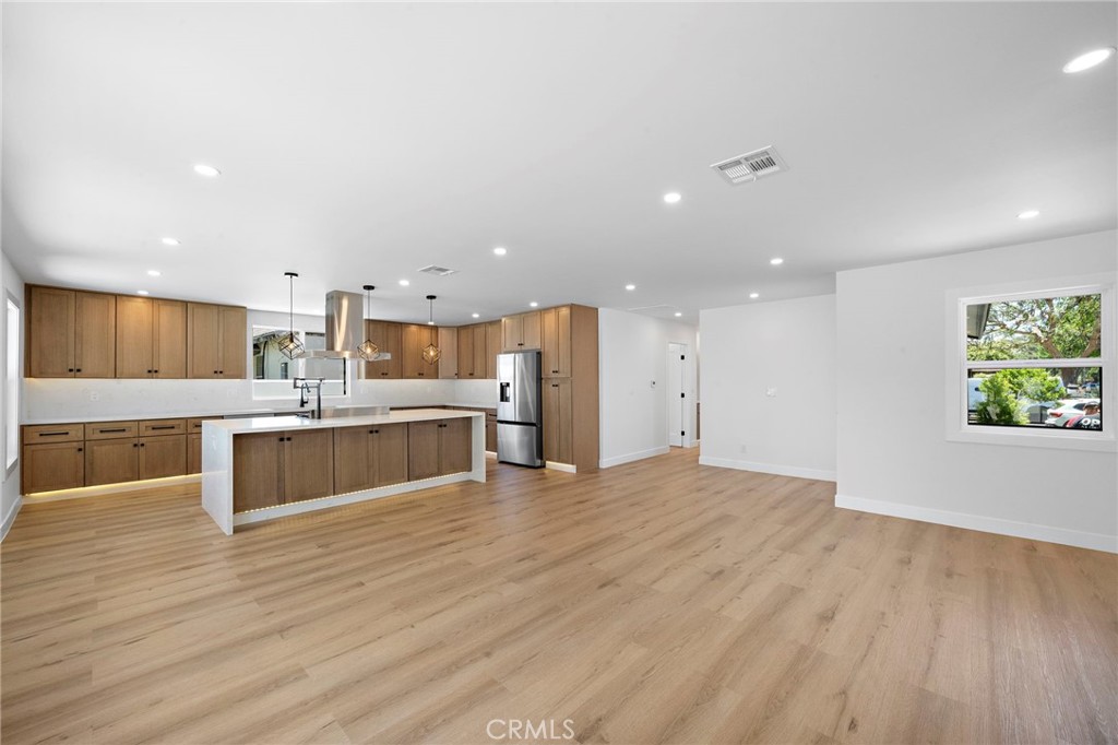 2405 Larchmont Avenue
