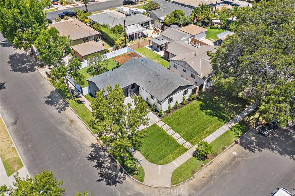 2405 Larchmont Avenue