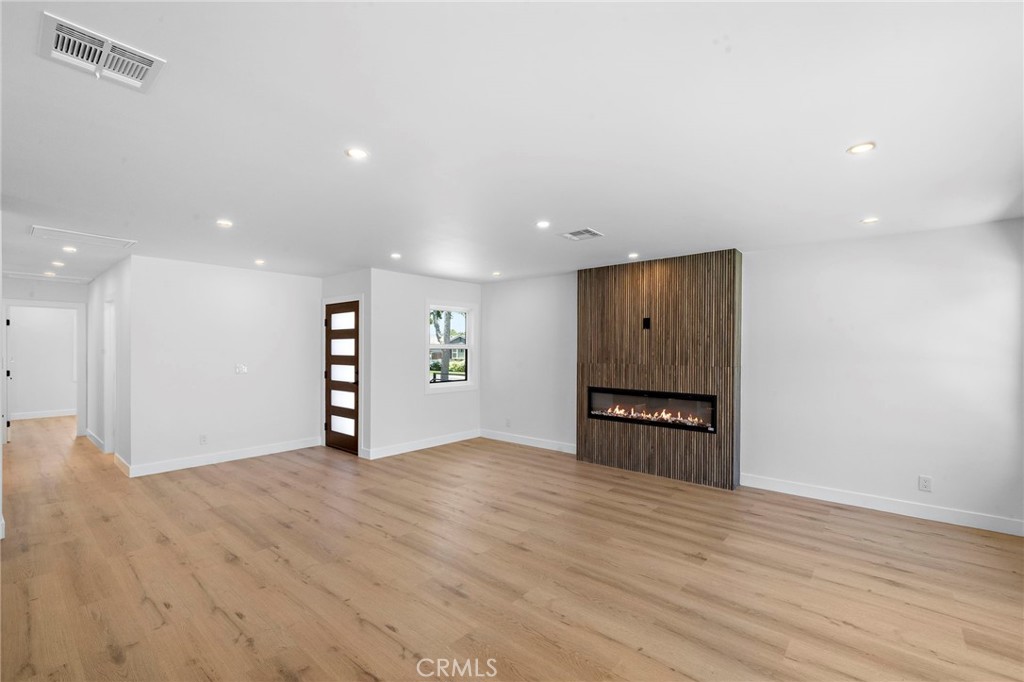 2405 Larchmont Avenue