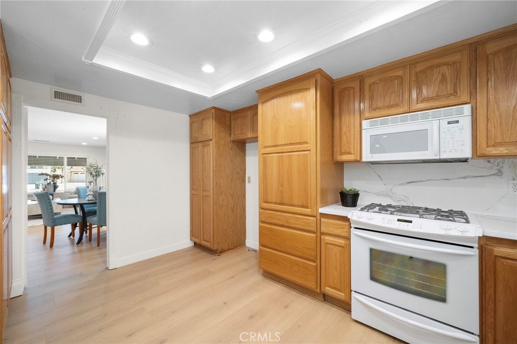 9092 La Linda Avenue