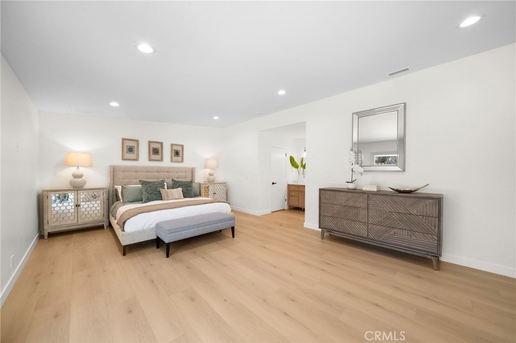 9092 La Linda Avenue