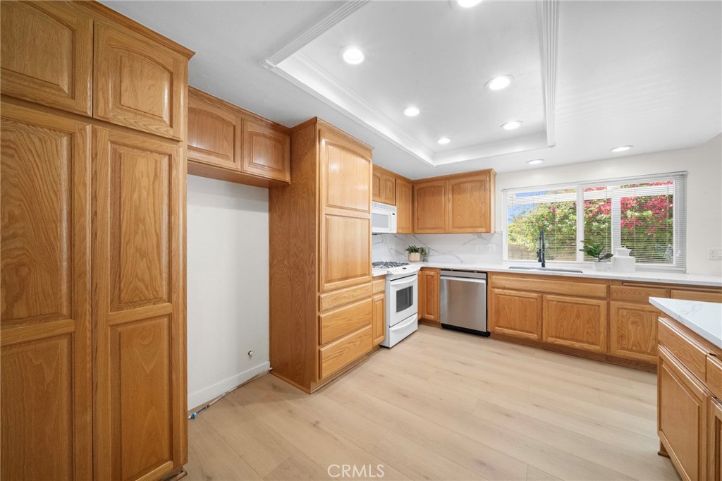 9092 La Linda Avenue