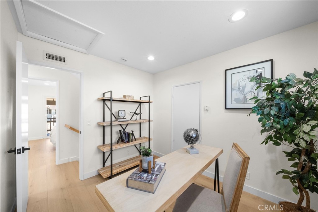 9092 La Linda Avenue