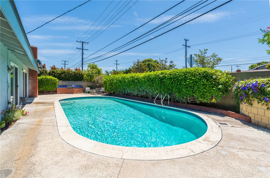 5692 Richmond Avenue