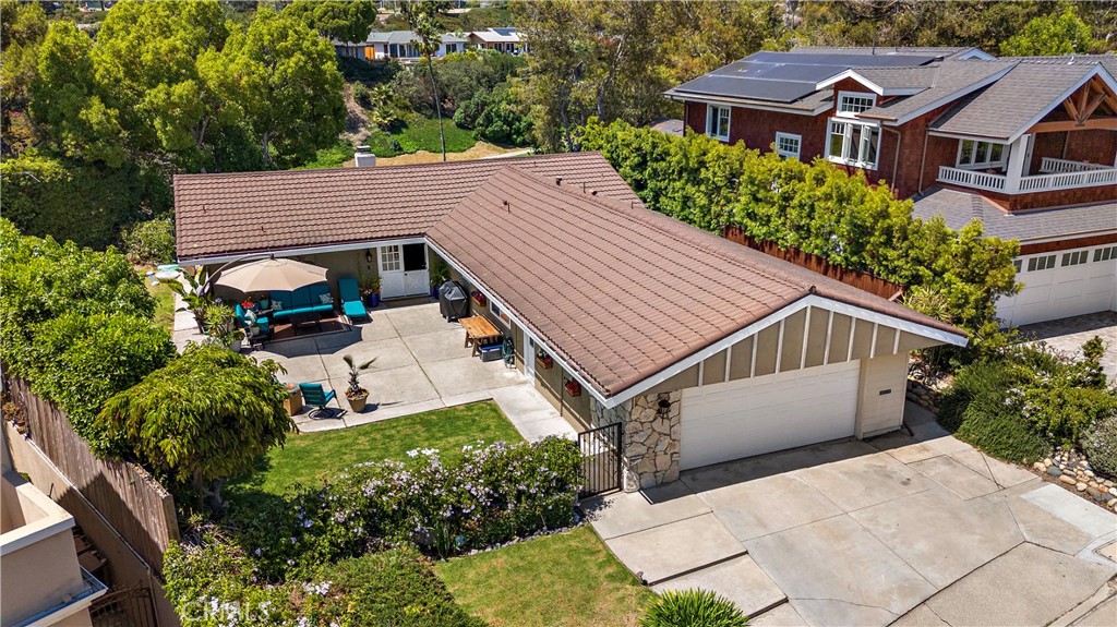 2805 Via Montecito