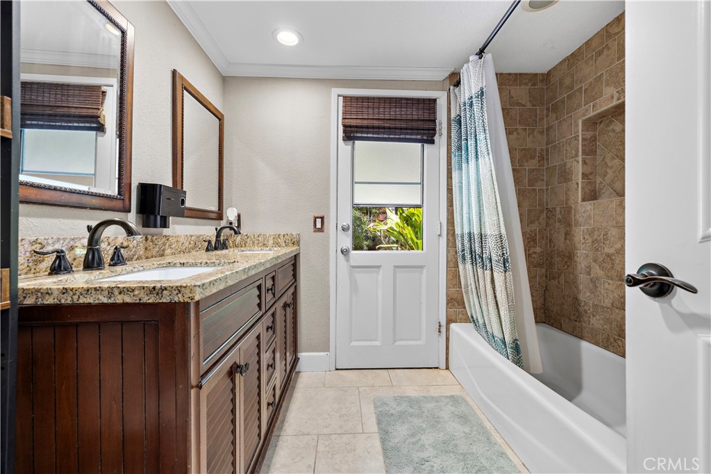 2805 Via Montecito