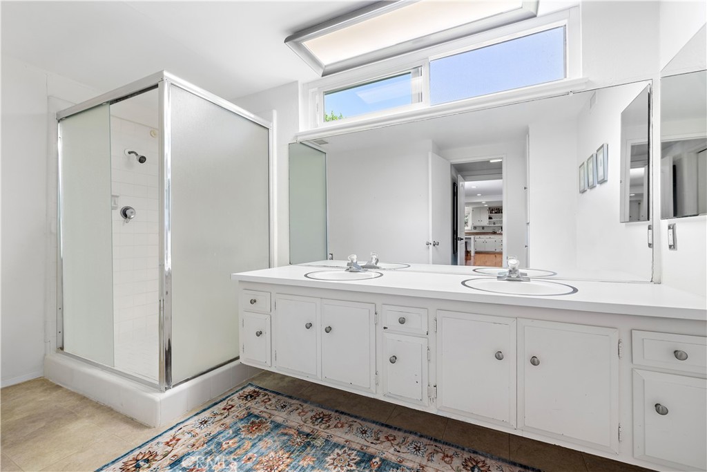 2805 Via Montecito