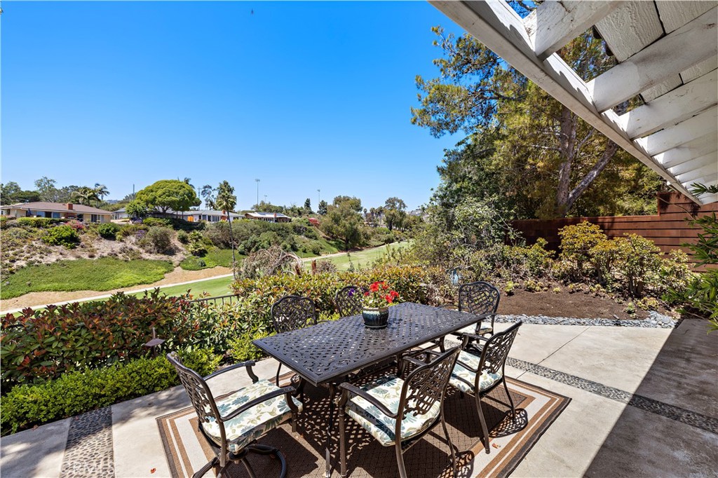 2805 Via Montecito