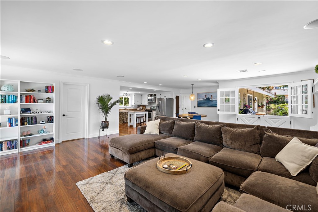 2805 Via Montecito