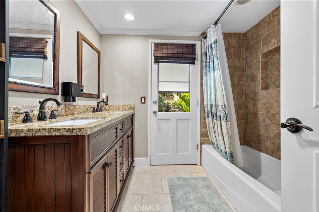 2805 Via Montecito