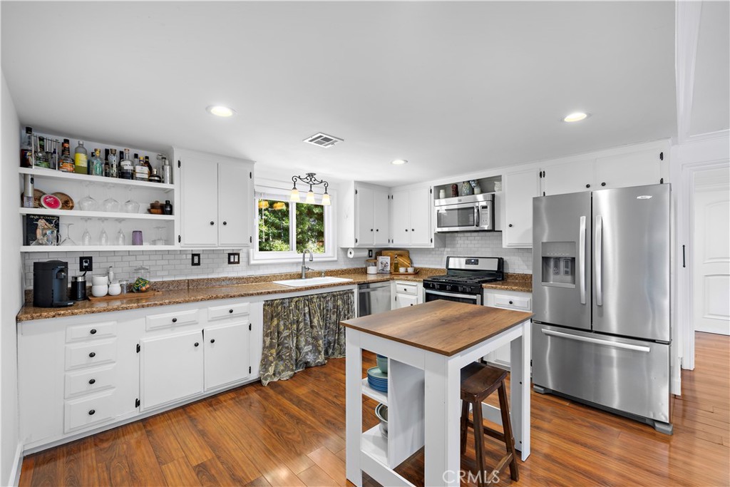 2805 Via Montecito