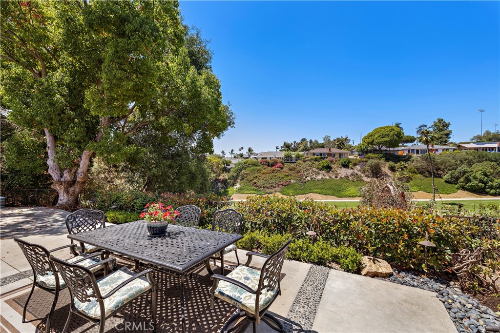 2805 Via Montecito