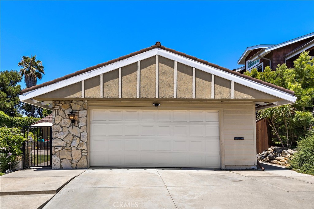 2805 Via Montecito