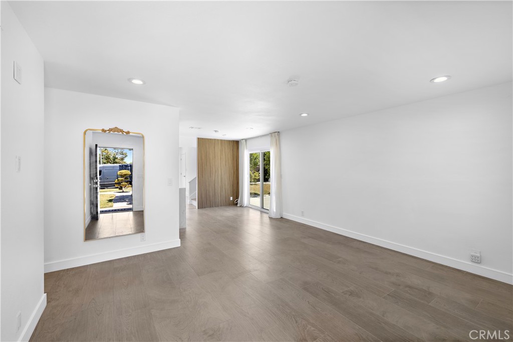 822 E Borchard Avenue