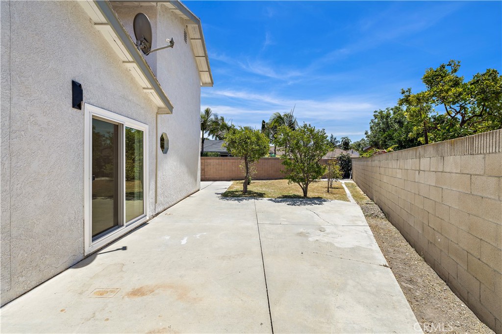 822 E Borchard Avenue