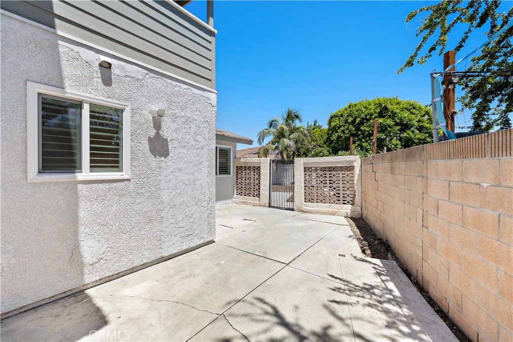 822 E Borchard Avenue