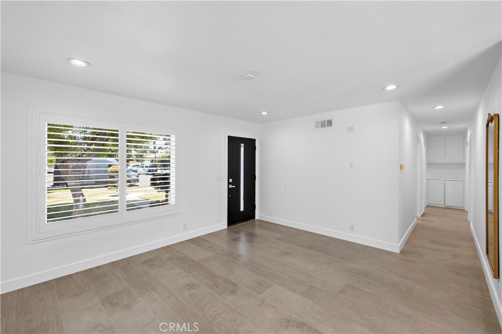 822 E Borchard Avenue