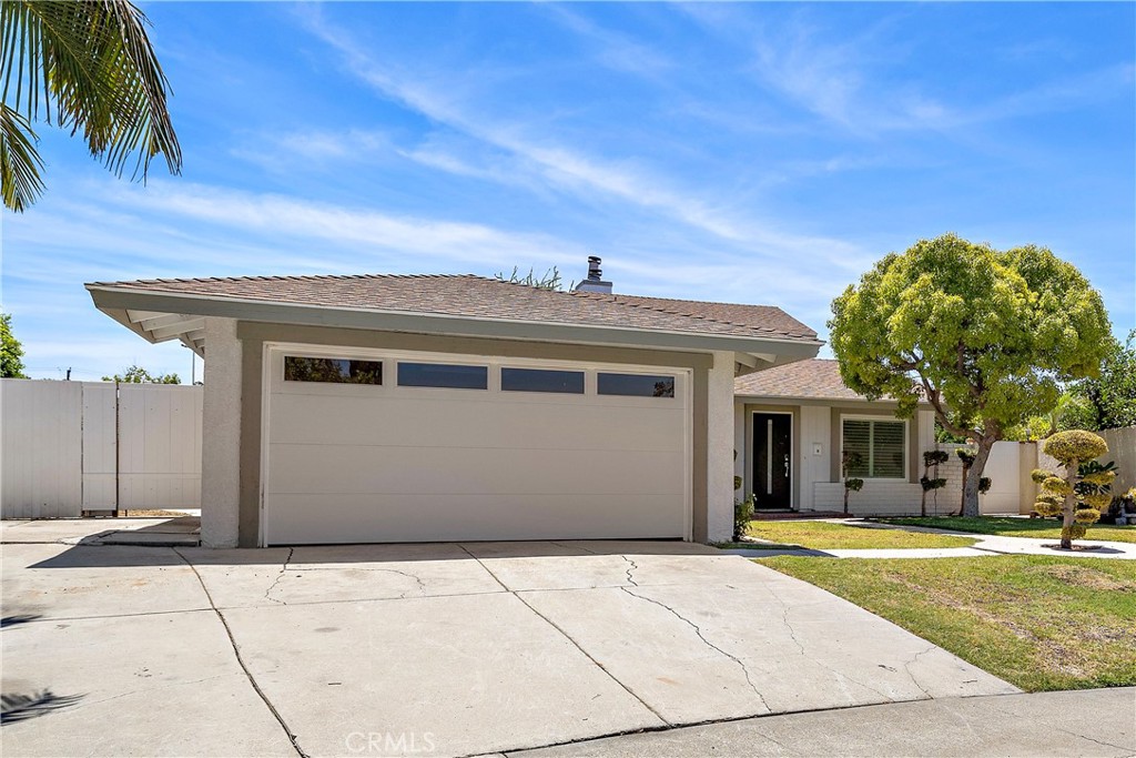 822 E Borchard Avenue