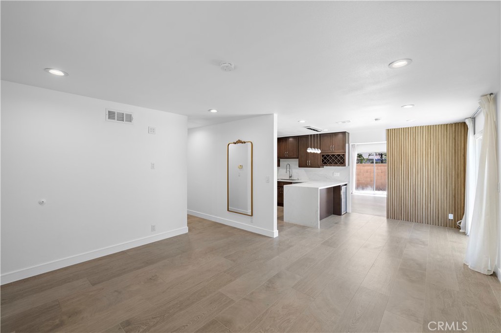 822 E Borchard Avenue