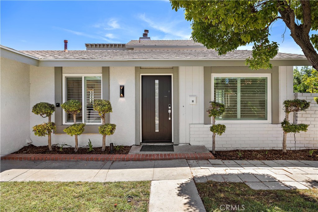 822 E Borchard Avenue