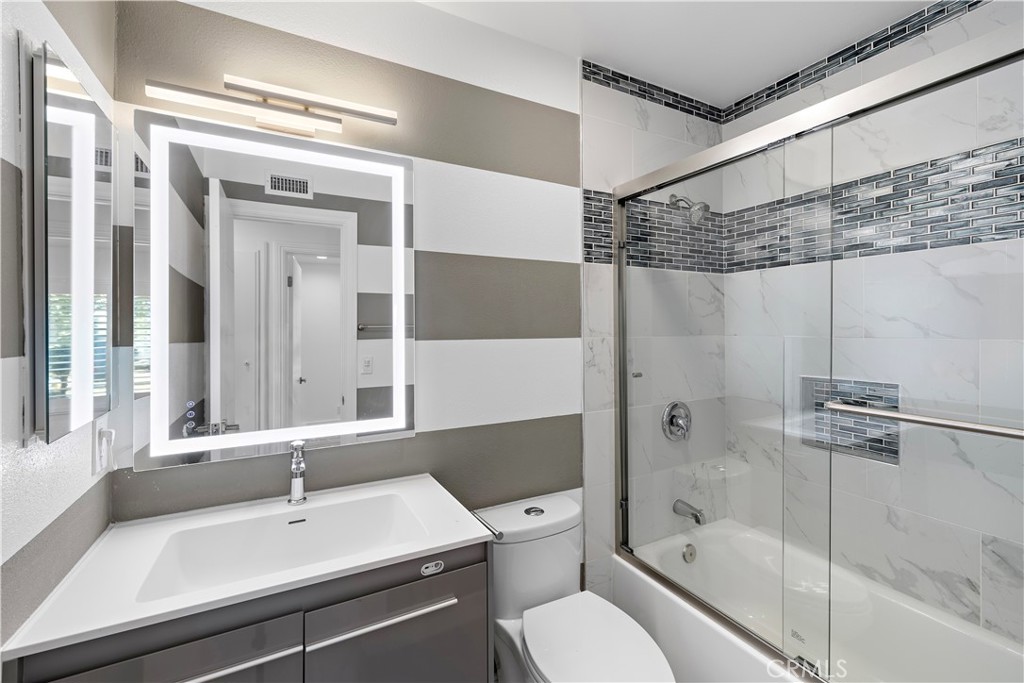 822 E Borchard Avenue