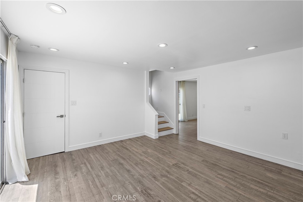 822 E Borchard Avenue