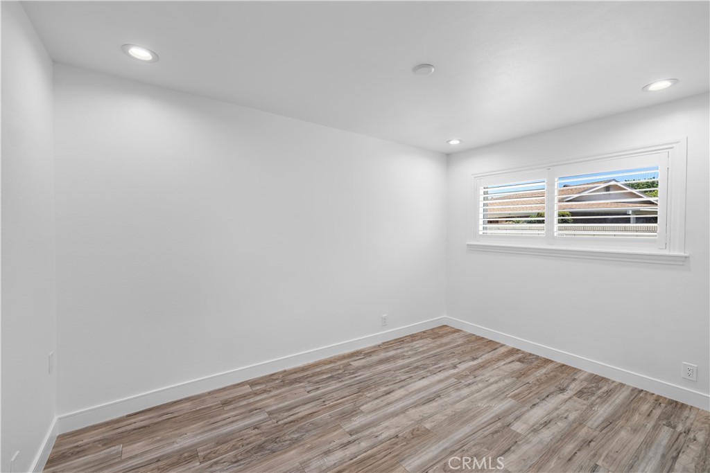 822 E Borchard Avenue