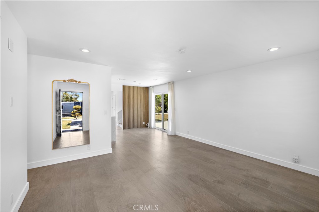 822 E Borchard Avenue