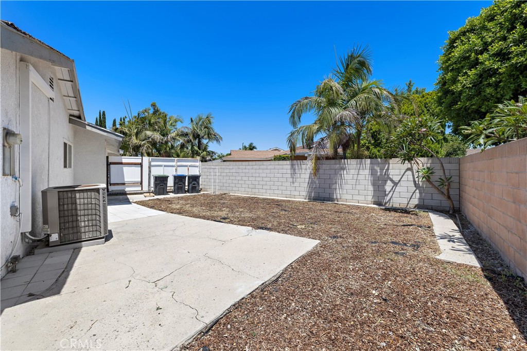 822 E Borchard Avenue