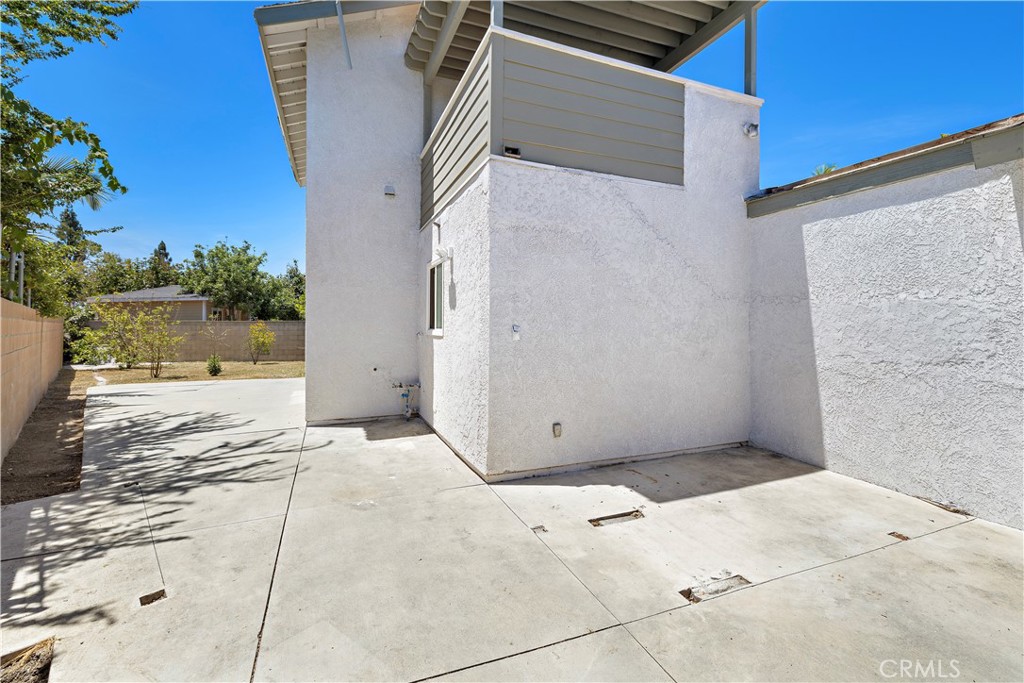 822 E Borchard Avenue