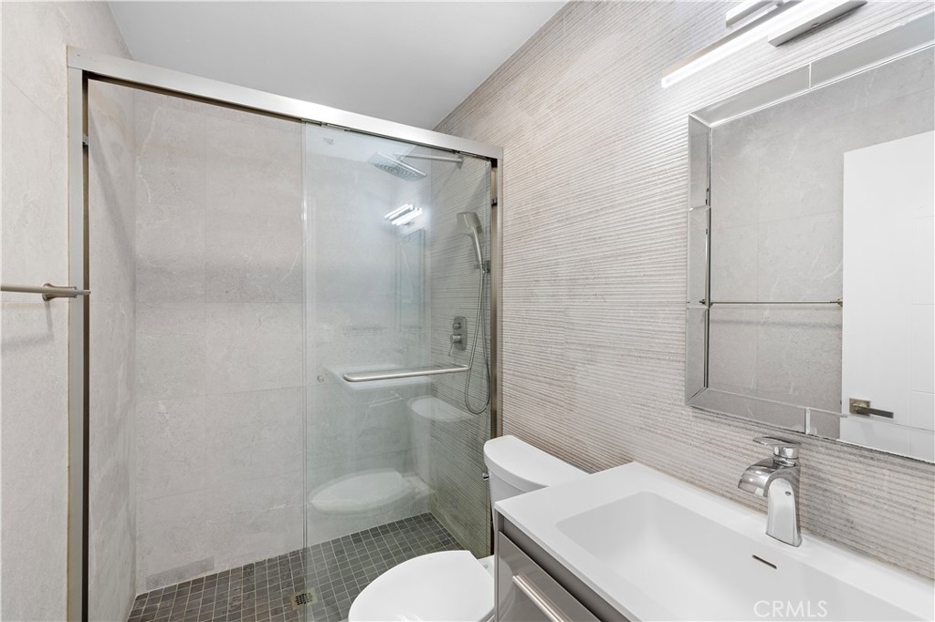 822 E Borchard Avenue