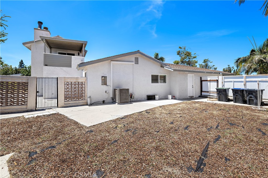 822 E Borchard Avenue