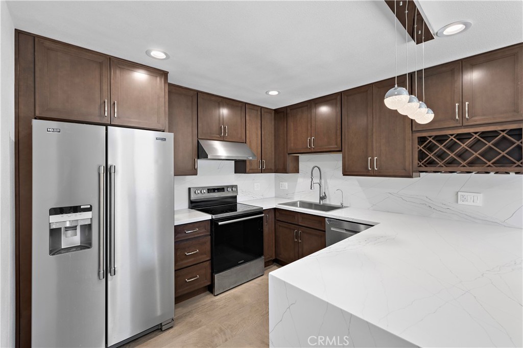 822 E Borchard Avenue