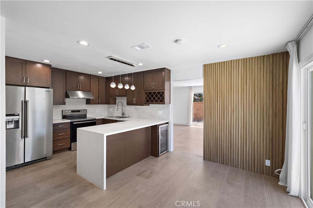 822 E Borchard Avenue