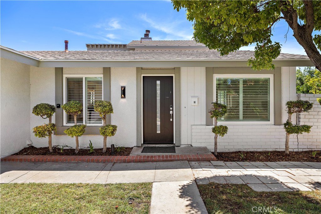 822 E Borchard Avenue