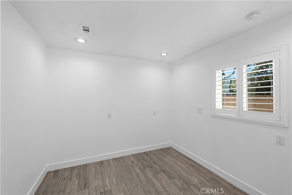 822 E Borchard Avenue