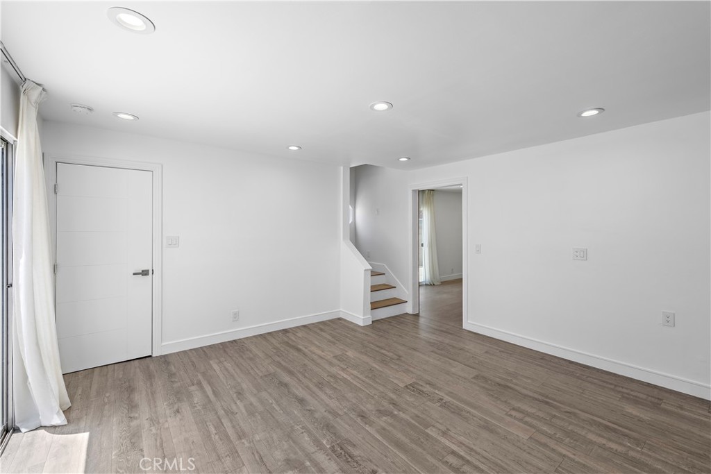 822 E Borchard Avenue