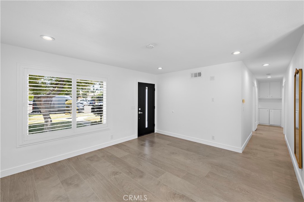 822 E Borchard Avenue