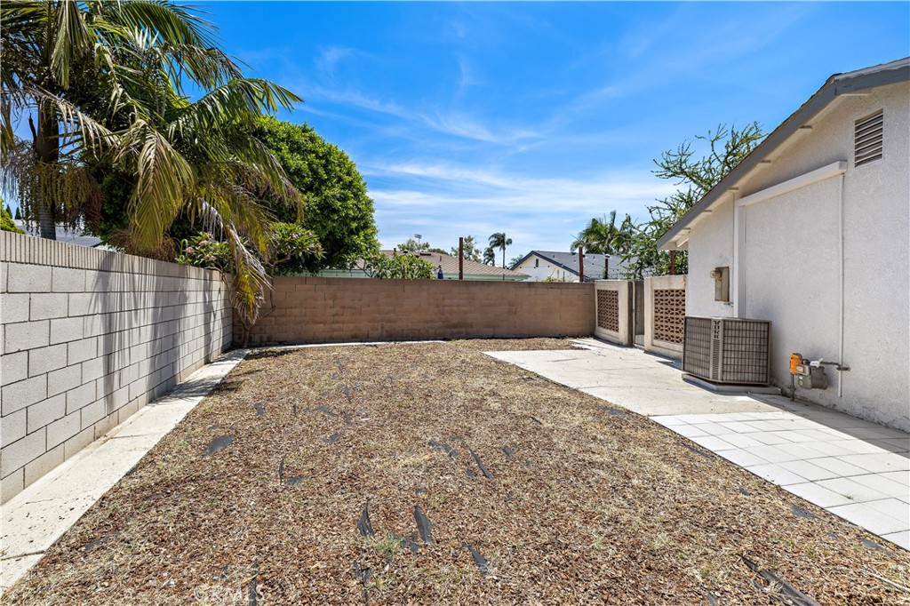 822 E Borchard Avenue