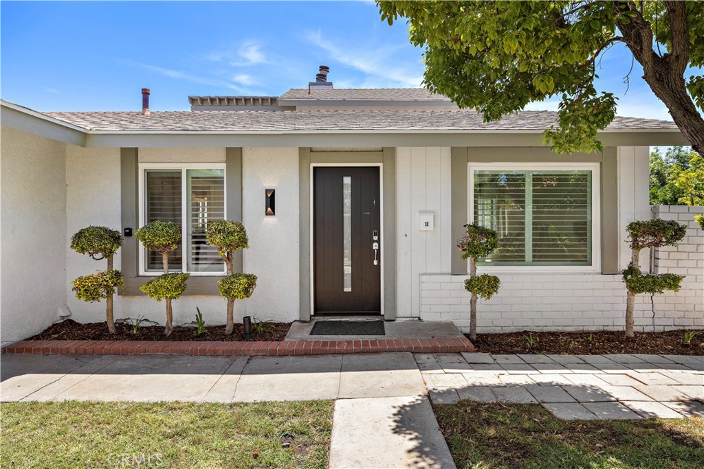 822 E Borchard Avenue